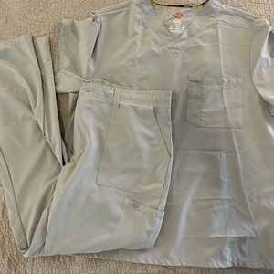 Dickies Light Gray Men’s Scrub Set